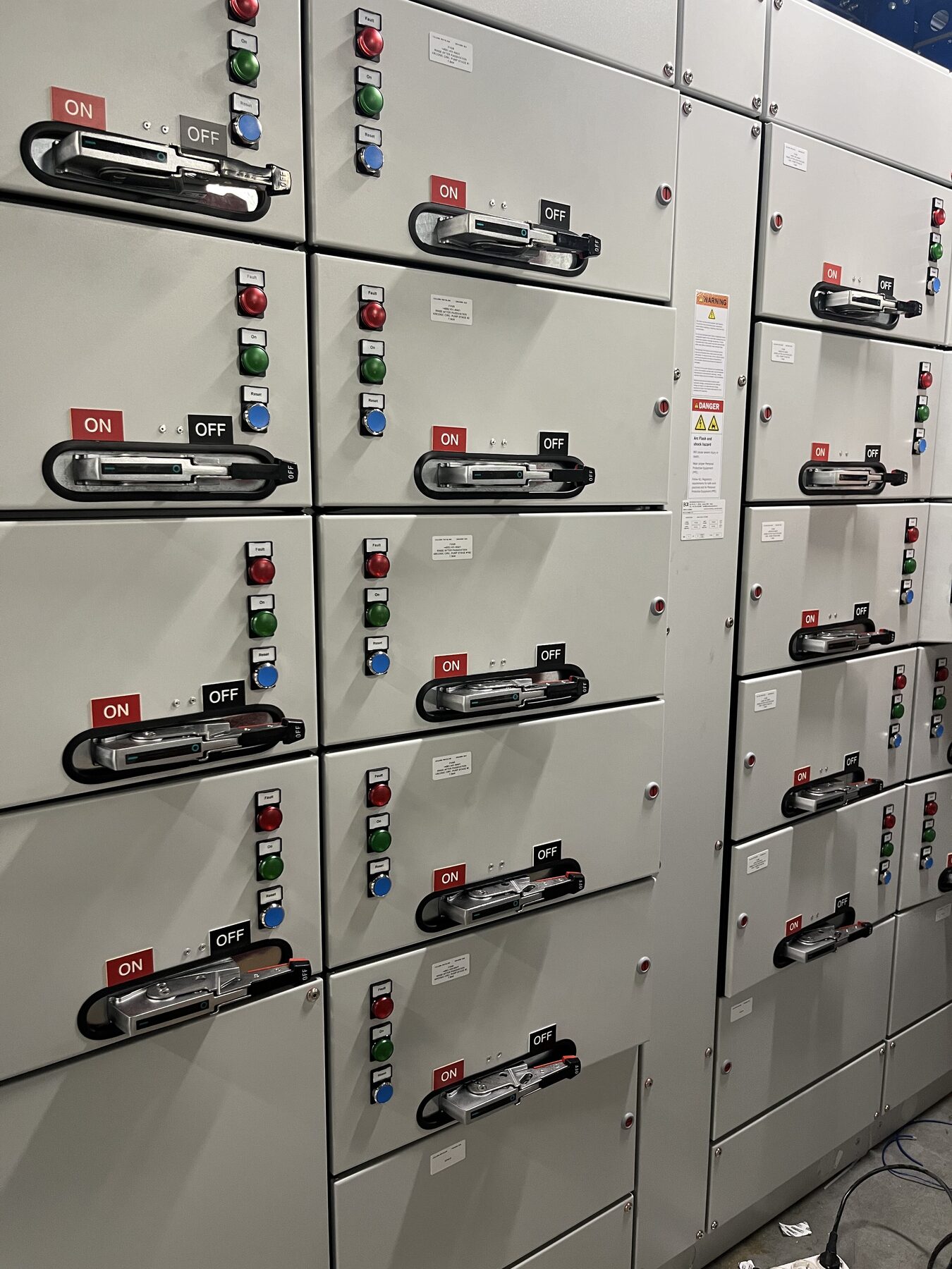 MCC vista frontale - quattro Motor Control Center per acciaieria USA